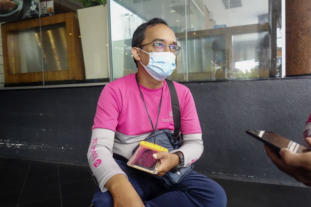 Foodpanda rider Shamsul Ariffin speaks to Malay Mail during an interview in Kuala Lumpur October 14, 2020. — Picture by Shafwan Zaidon