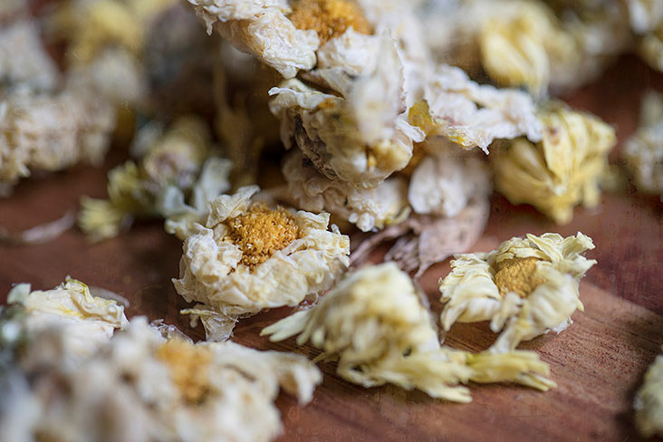 Chrysanthemum infuses the 'liong cha' with a calming floral fragrance.