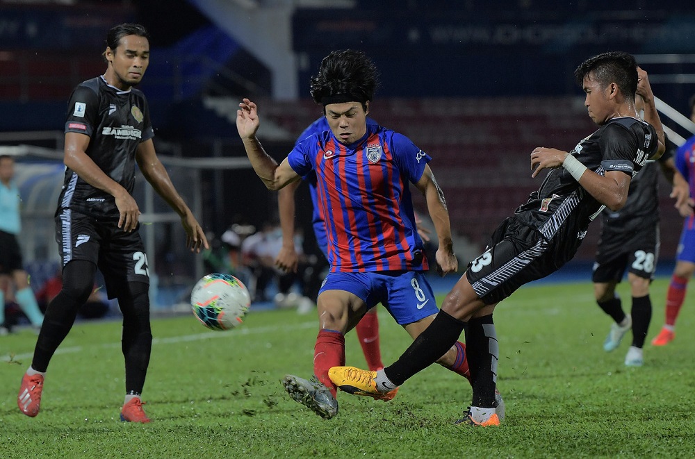 JDT IIu00e2u20acu2122s Kei Hirose in action with Kelantanu00e2u20acu2122s Mohamad Azwan Mohd Aripin during the 2020 Malaysia Cup match in Johor Baru October 9, 2020. u00e2u20acu2022 Bernama pic