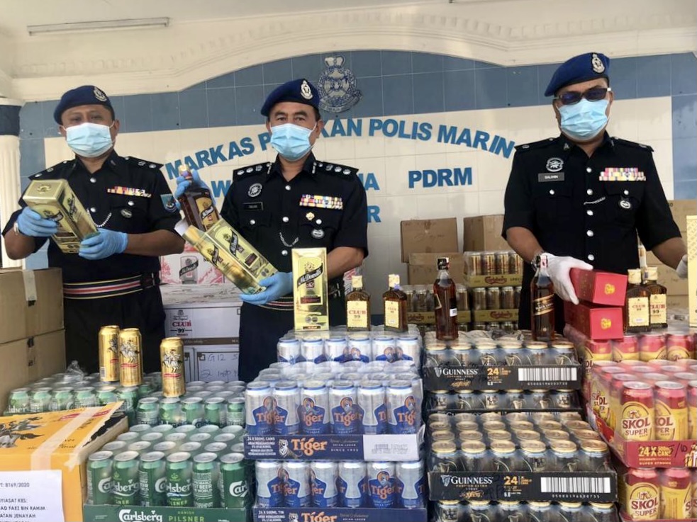 Region Two Marine Police Force commander Assistant Commissioner Muhd Zailani Abdullah (centre) with the seized contraband liquor in Tampoi October 6, 2020. u00e2u20acu201d Picture courtesy of the Region Two Marine Police Force