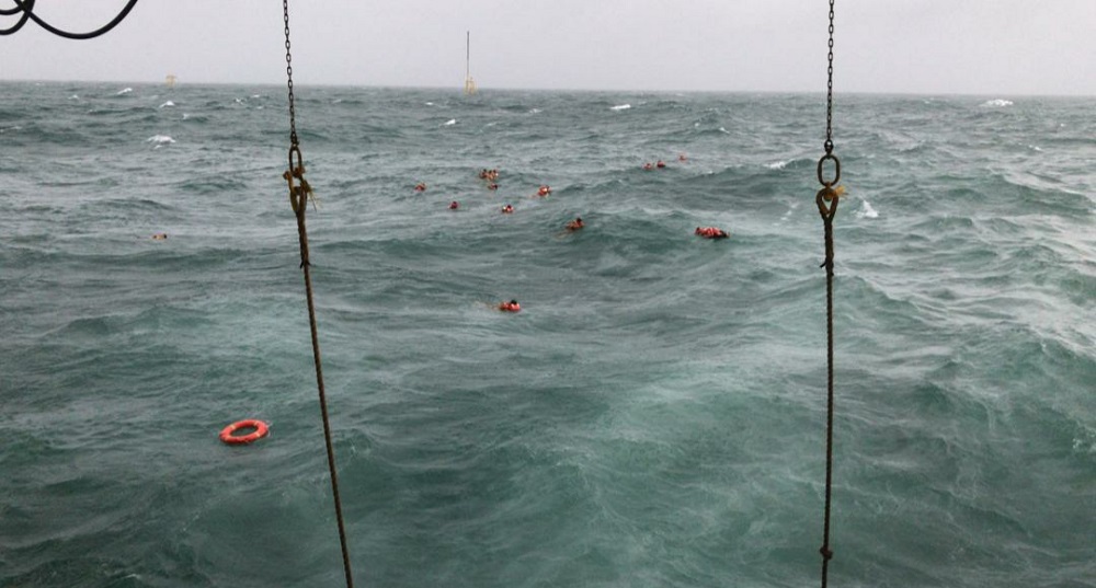 Kapal Dayang Topaz karam di perairan Kuala Baram selepas salah satu kabel sauh dilaporkan terputus sehingga menyebabkan pelanggaran dengan platform. u00e2u20acu2022 Foto ihsan Twitter/Mohd42932312