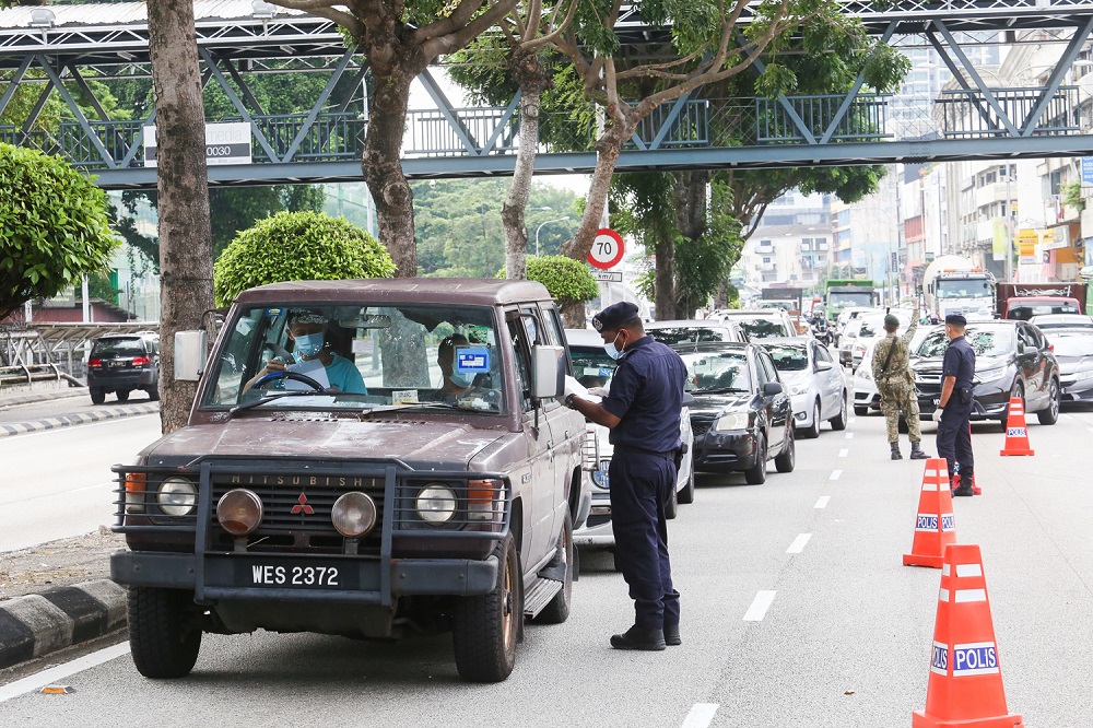 Police man a road block at Jalan Loke Yew in Kuala Lumpur October 14, 2020. u00e2u20acu2022 Picture By Choo Choy May 