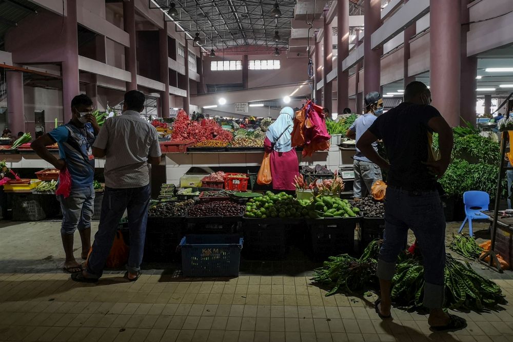 People do their shopping at a wet market in Klang October 8, 2020. u00e2u20acu201d Picture by Miera Zulyanann
