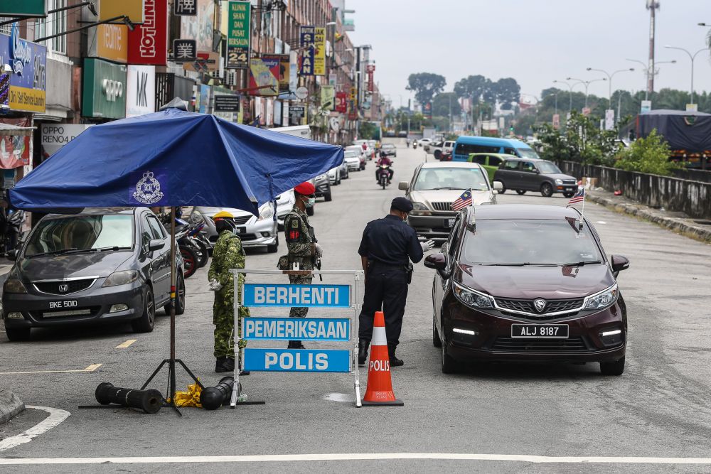 Police and Armed Forces personnel conduct checks during a roadblock on Jalan Batu Unjur  in Klang October 11, 2020. u00e2u20acu201d Picture by Yusof Mat Isa