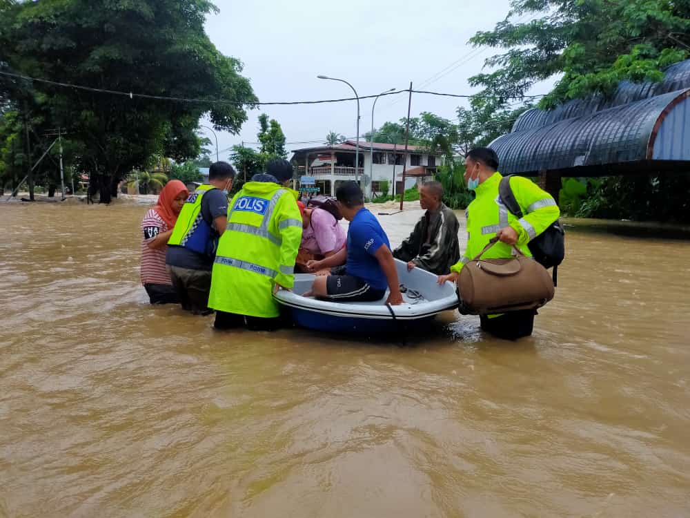 Authorities evacuating flood victims from villages in Kota Belud. u00e2u20acu201d Borneo Post pic