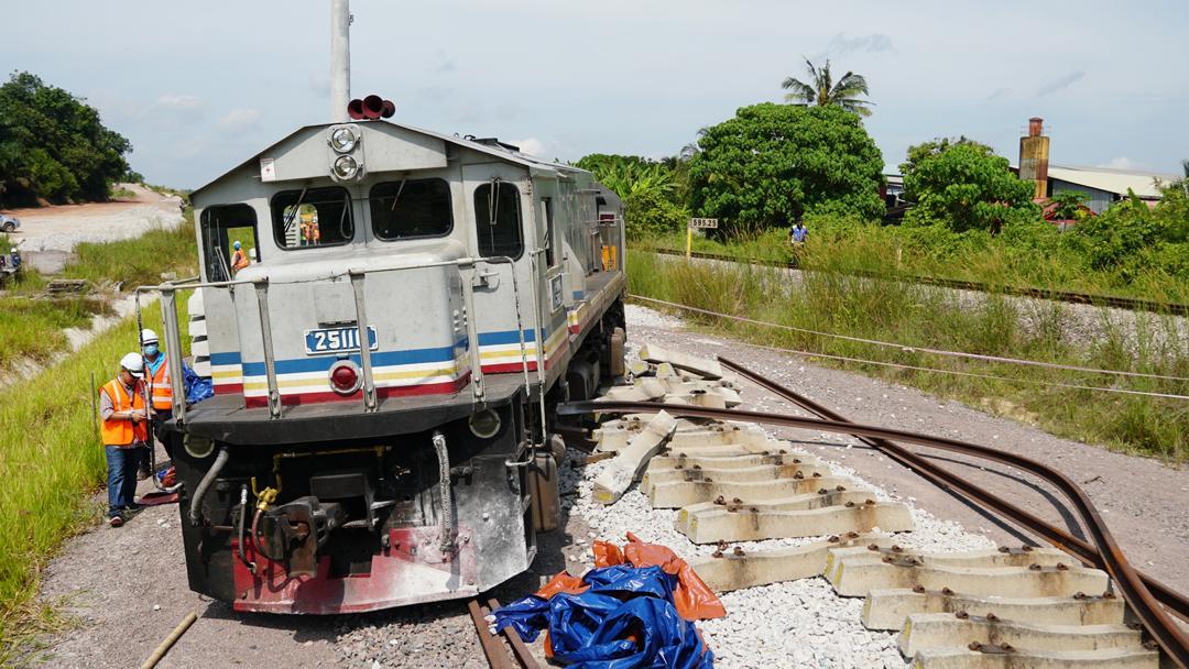 The train was on its way from Gemas to the Johor Bahru Sentral station when it ran off the tracks at KM 595, about 5km from the Genuang Station. u00e2u20acu201d Picture via Twitter