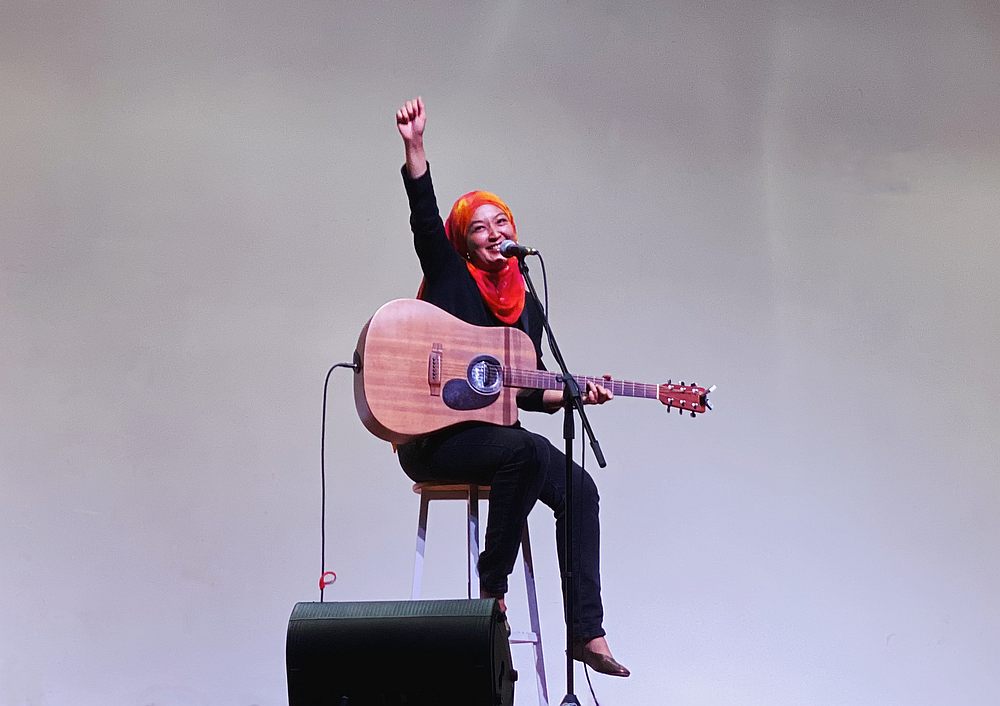 Local independent artiste Liyana Fizi has reached out on her Twitter page to promote local small businesses. u00e2u20acu201d Picture by Nazri Ibrahim