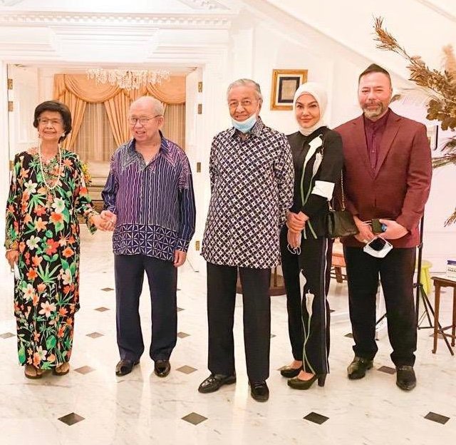 Tun Dr Mahathir Mohamadu00e2u20acu2122s aide has confirmed that the group photo with Umno MP Tengku Razaleigh Hamzah was taken about a month ago when the two met for an ordinary dinner. u00e2u20acu2022 Picture via Twitter/Encik Adam Mukhriz