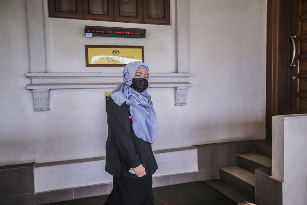 Former Malaysian External Intelligence Organisation chief Datuk Hasanah Abdul Hamid arrives at the Kuala Lumpur High Court October 6, 2020. u00e2u20acu201d Picture by Hari Anggara.