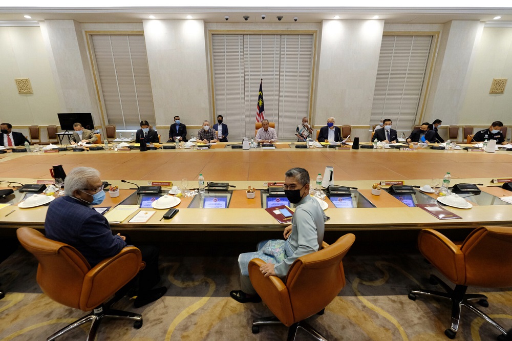 Prime Minister Tan Sri Muhyiddin Yassin (centre) chairs a special National Security Council meeting on Covid-19 at Bangunan Perdana Putra in Putrajaya today October 3, 2020. u00e2u20acu2022 Bernama pic