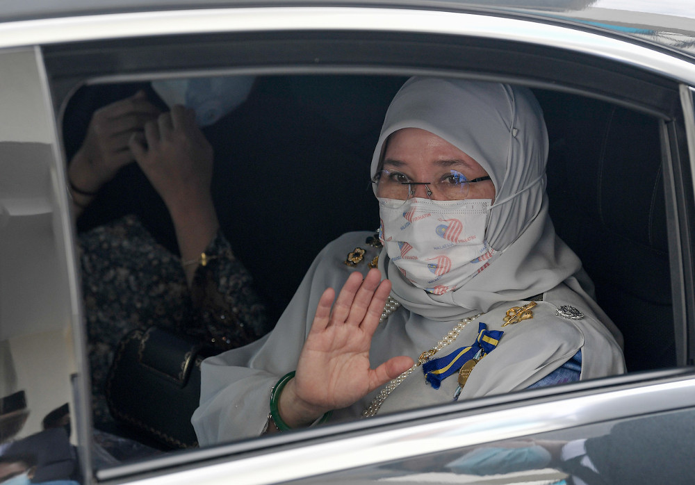 Raja Permaisuri Agong Tunku Hajah Azizah Aminah Maimunah Iskandariah after the Girl Guides Conference and the 55th Annual General Meeting of the Malaysian Girl Guides Association 2020 in Subang Jaya, October 3, 2020. u00e2u20acu201d Bernama pic 