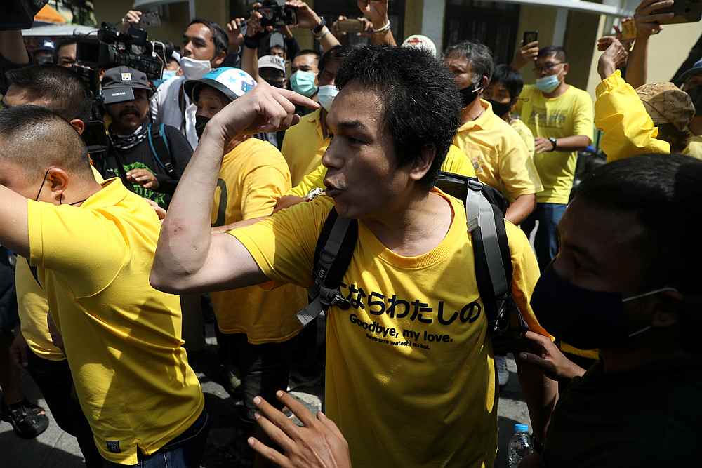 A royalist gestures as during a clash with pro-democracy demonstrators on the 47th anniversary of the 1973 student uprising, in Bangkok, Thailand October 14, 2020. u00e2u20acu201d Reuters pic