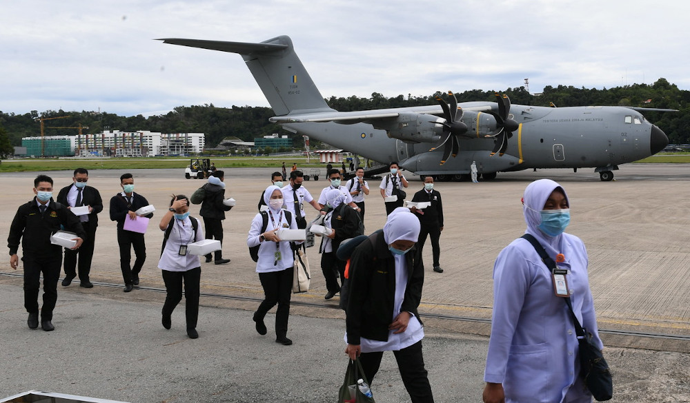 Medical officers along with five doctors from Kelantan, Terengganu, Putrajaya, Johor, Melaka and Negri Sembilan arriving at Terminal 2 of Kota Kinabalu International Airport for the Covid-19 Assistance Mission in Sabah, October 27, 2020. u00e2u20acu201d Bernama pic 