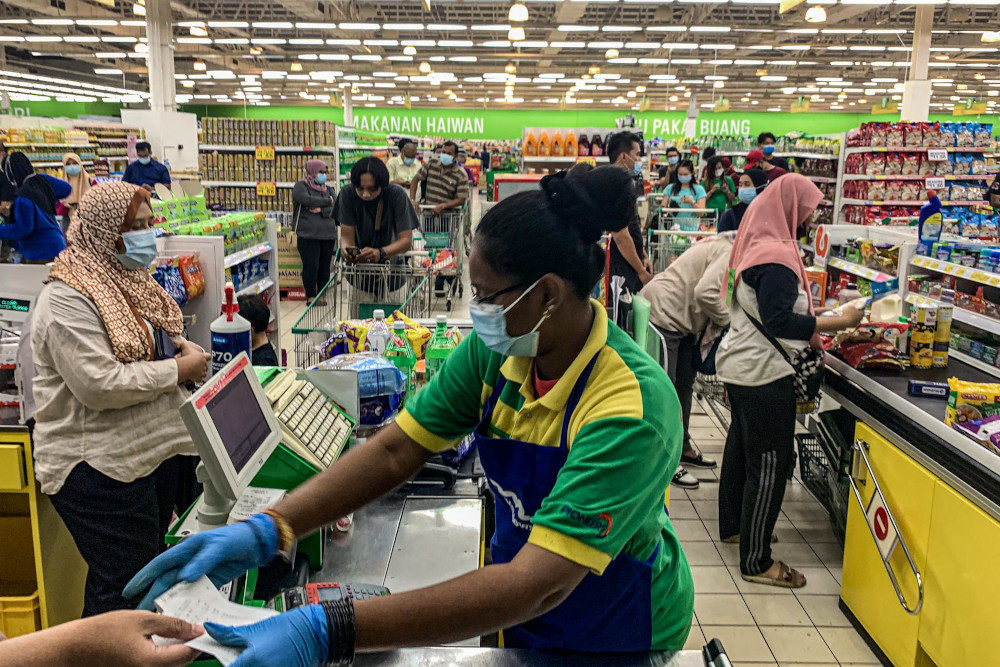 People visit the Giant supermarket in Batu Caves to stock up on some goods before conditional movement control order (CMCO) begins, October 13, 2020. u00e2u20acu201d Picture by Hari Anggara