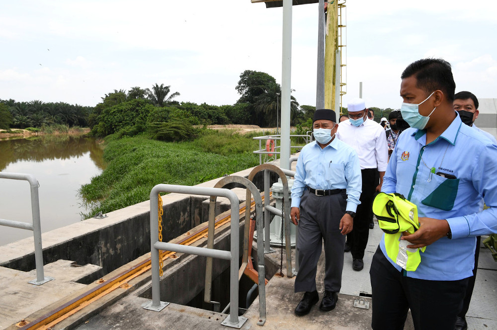 Environment and Water Minister Datuk Seri Tuan Ibrahim Tuan Man visits the Sungai Selangor Water Treatment Plant Phase 2 following pollution of raw water resources in Sungai Selangor in Bestari Jaya October 19, 2020. u00e2u20acu201d Bernama pic