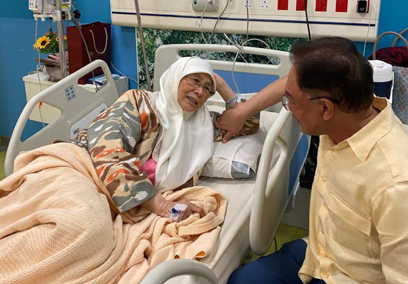 Datuk Seri Anwar Ibrahim menemani Datuk Seri Dr Wan Azizah Wan Ismail di PPUM. u00e2u20acu201d Foto ihsan Twitter/Anwar Ibrahim