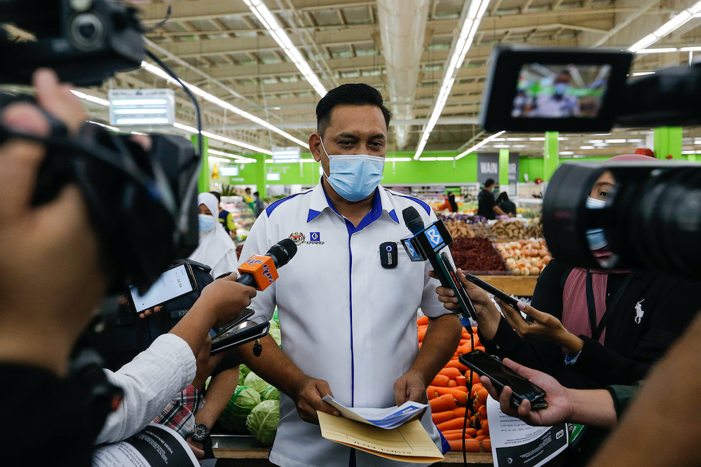 Director of Penang Ministry of Domestic Trade and Consumers Affairs Mohd Ridzuan Ab Ghapar speaks to the media after a spot check at Giant Hypermarket, Bayan Baru November 6, 2020. u00e2u20acu201d Picture by Sayuti Zainudin 