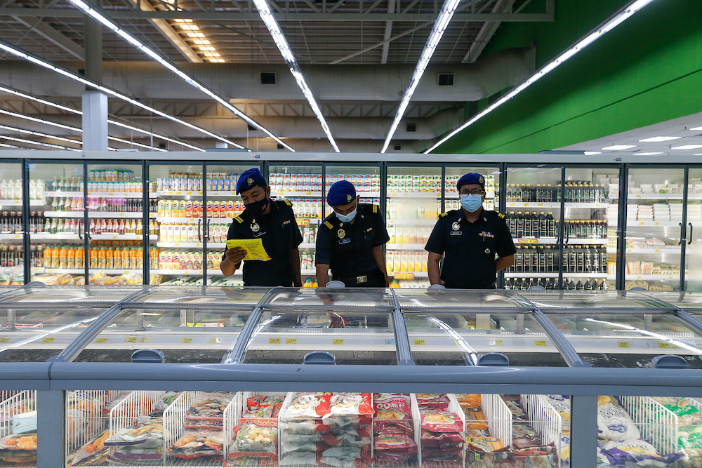 Officers from the Penang Ministry of Domestic Trade and Consumers Affairs Penang carry out a spot check at Giant Hypermarket, Bayan Baru November 6, 2020. — Picture by Sayuti Zainudin