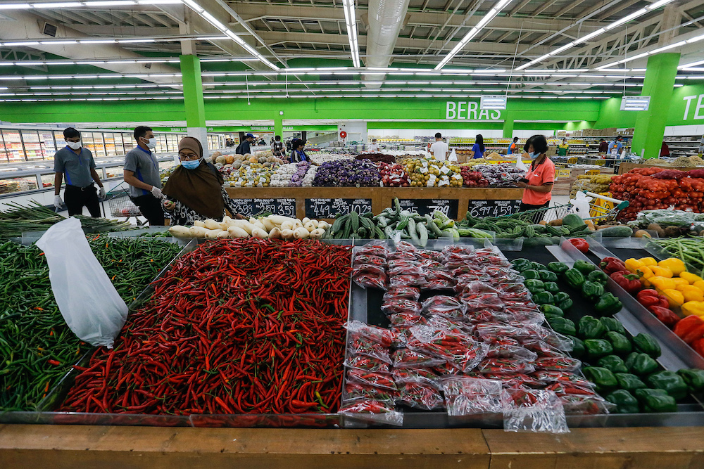 Consumers shop for groceries at Giant Hypermarket in Bayan Baru November 6, 2020. — Picture by Sayuti Zainudin