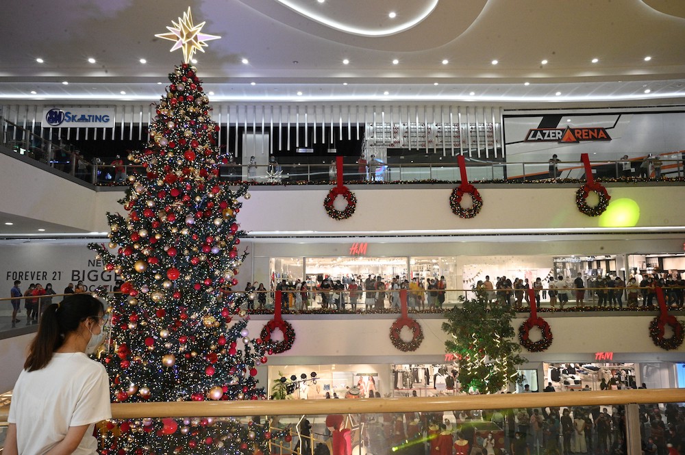 A shopper watching the lighting ceremony of a 60-foot tall Christmas tree at the Mall of Asia in Manila November 7, 2020. u00e2u20acu201d AFP pic