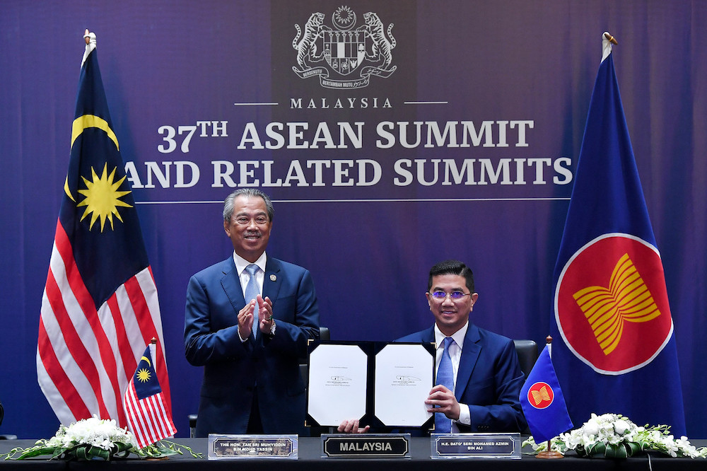 Prime Minister Tan Sri Muhyiddin Yassin and International Trade and Industry Minister Datuk Seri Mohamed Azmin Ali after signing the RCEP Agreement, November 15, 2020. u00e2u20acu201d Bernama pic 