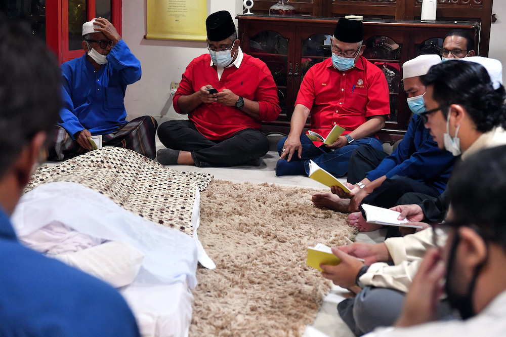 Tan Sri Noh Omar (tiga, kiri) antara yang hadir majlis tahlil Tan Sri Zaleha Ismail, 84, yang meninggal dunia pada pukul 8.15 malam tadi. u00e2u20acu201d Foto Bernama