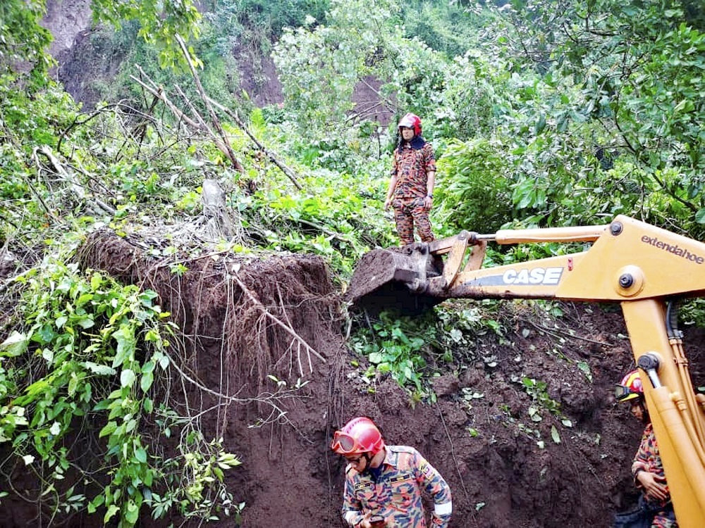 Goh said that the recovery work is still ongoing but was delayed as water was still flowing in the landslide area and causing slight land movements. — Picture courtesy of Perak Fire and Rescue Department