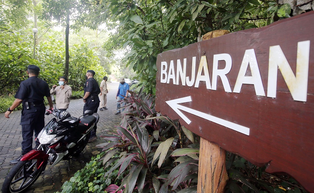 Police personnel are seen at the scene of the landslide at Banjaran Hotsprings Retreat in Tambun November 10, 2020. u00e2u20acu201d Picture by Farhan Najib 