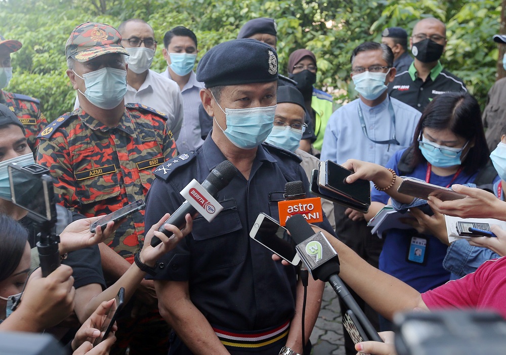 Perak acting police chief Deputy Commissioner Datuk Goh Boon Keng speaks to the press at Banjaran Hotsprings Retreat in Tambun November 10, 2020. — Picture by Farhan Najib 