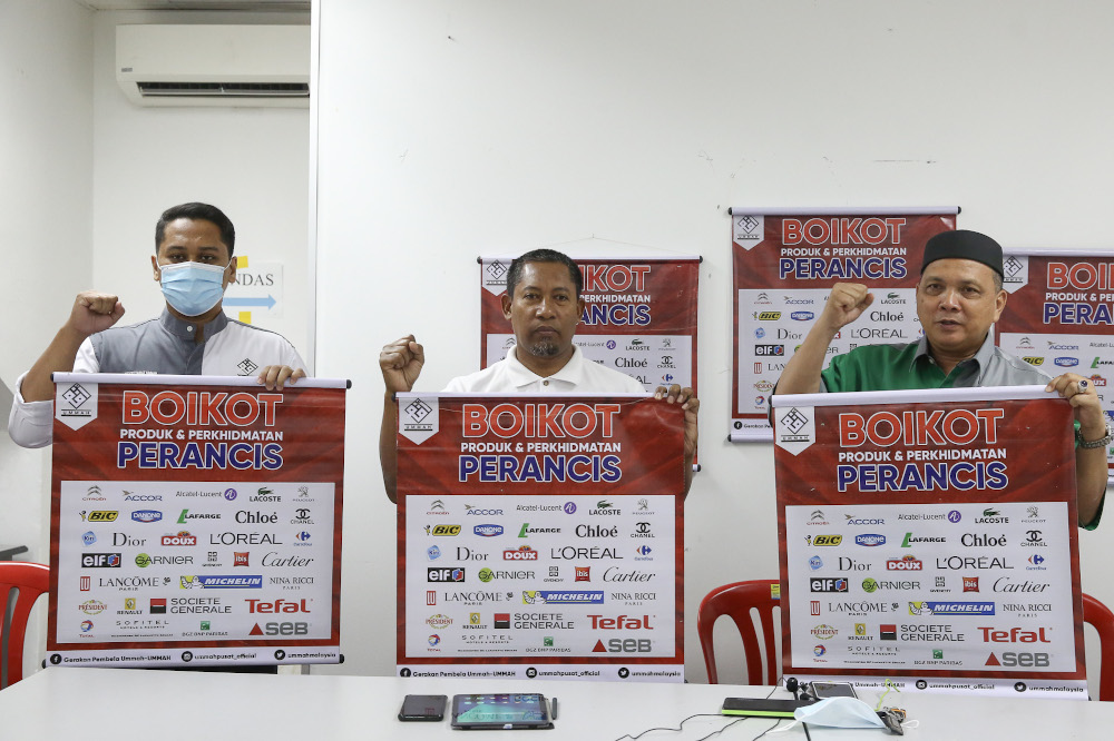 Ummah chairman Mohd Zai Mustafa (centre) poses for a group picture as they hold up placards to boycott French goods and services in Kuala Lumpur November 1, 2020. u00e2u20acu201d Picture by Yusof Mat Isa