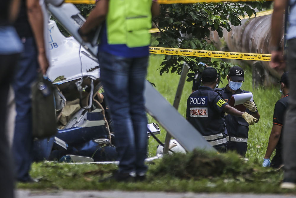 Forensic police are conducting an investigation which involved two victims during the helicopter crash in Melawati on November 8, 2020. u00e2u20acu201d Picture by Hari Anggara