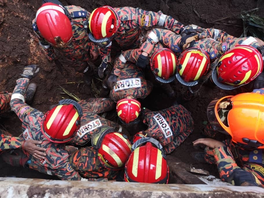 Perak Fire and Rescue Department personnel extracting one of the bodies from the landslide. u00e2u20acu201d Picture courtesy of Perak Fire and Rescue Department