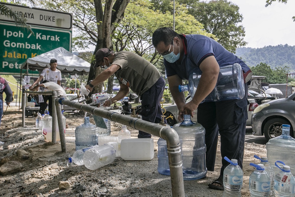 Residents fill their containers at a water point in Keramat AU2 following the latest water disruption November 11, 2020. u00e2u20acu201d Picture by Firdaus Latif