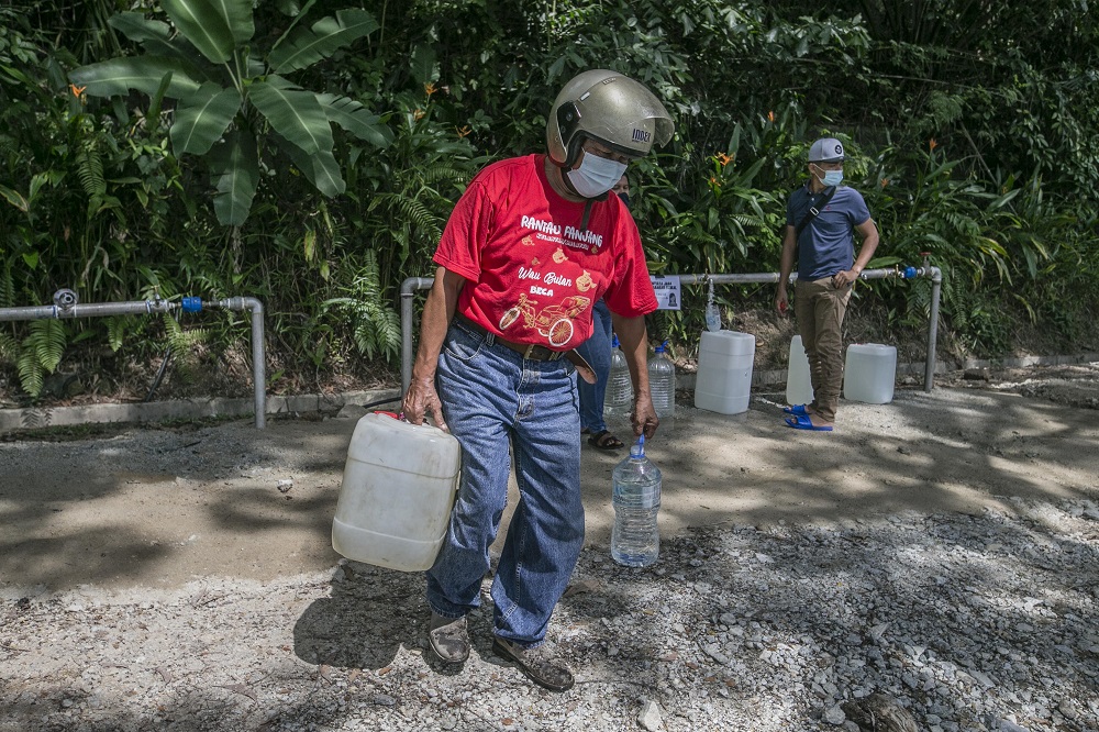 Residents fill their containers at a water point in Keramat AU2 following the latest water disruption November 11, 2020. u00e2u20acu201d Picture by Firdaus Latif