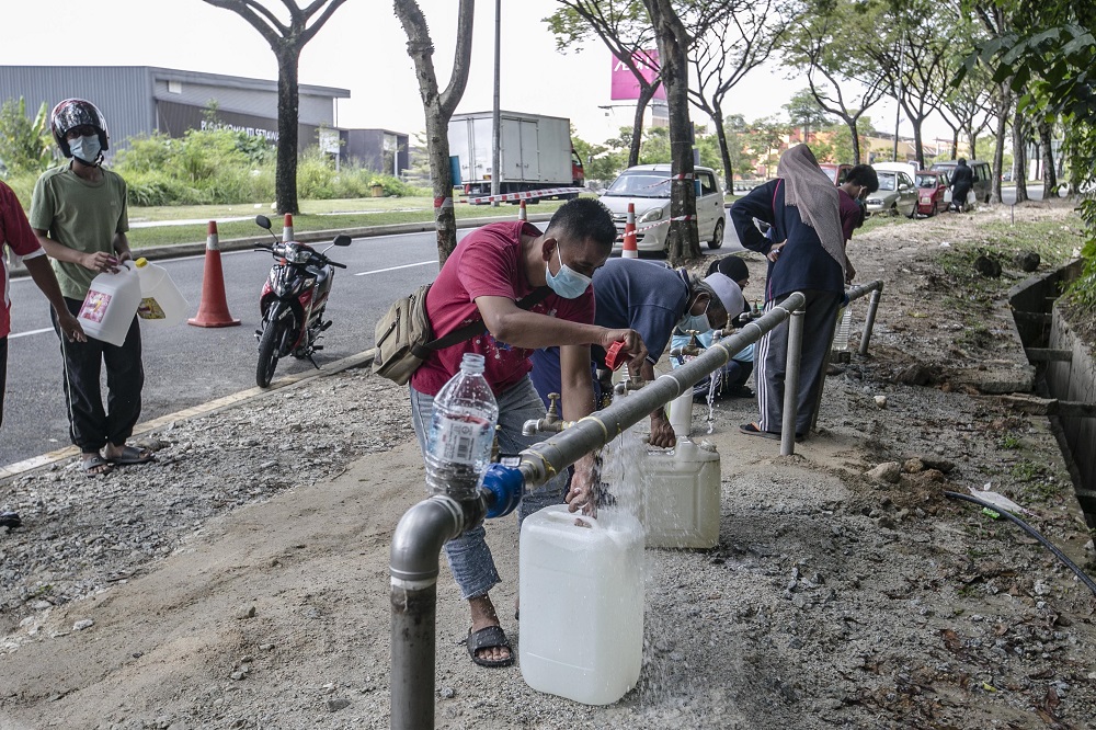 Residents fill their containers at a water point in Keramat AU2 following the latest water disruption November 11, 2020. u00e2u20acu201d Picture by Firdaus Latif