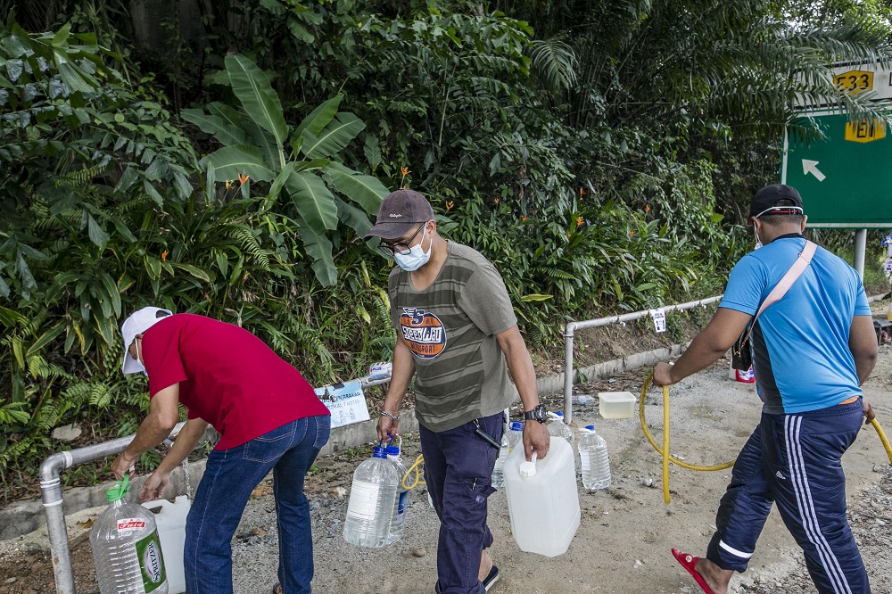 Residents fill their containers at a water point in Keramat AU2 following the latest water disruption November 11, 2020. u00e2u20acu201d Picture by Firdaus Latif