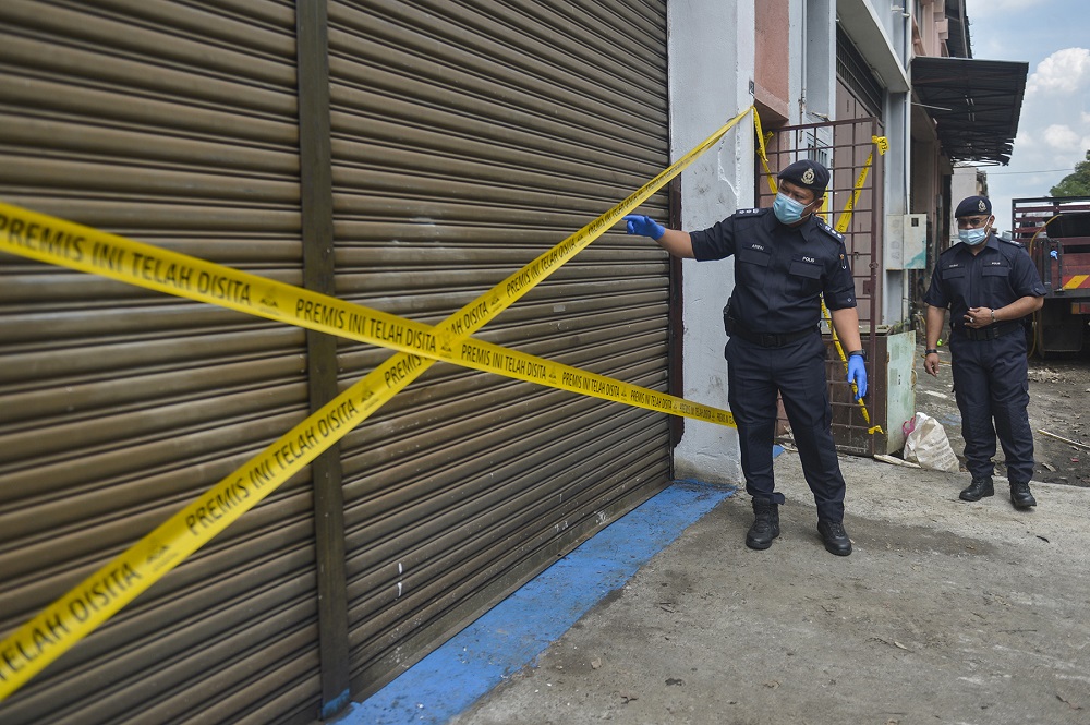 Gombak police chief Arifai Tarawei (left) during a site visit to the contaminated area in Taman Velox, Rawang November 11,2020. u00e2u20acu201d Picture by Miera Zulyana