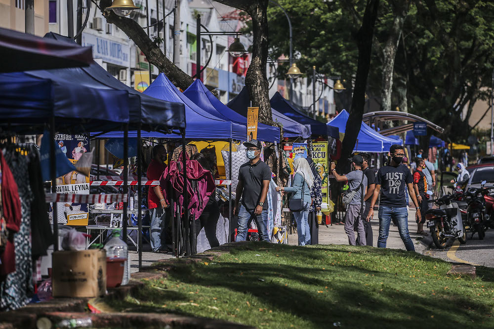 Stalls selling various food and products are seen in Desa Pandan, Kuala Lumpur November 15, 2020. Kuala Lumpur City Hall (DBKL) is now giving permission to Malaysians to open stalls or small businesses in suitable areas in KL. u00e2u20acu201d Picture by Hari Anggara