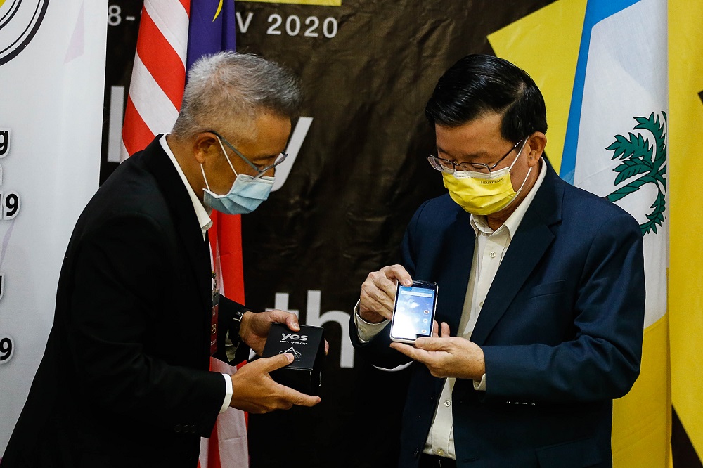 YTL Communication Sdn Bhd Chief Executive Officer Wing K Lee (left) and Penang Chief Minister Chow Kon Yeow at a press conference in George Town November 19, 2020. u00e2u20acu201d Picture by Sayuti Zainudin 