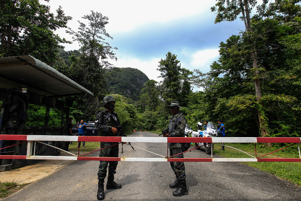 Members of the General Operations Force keep watch near the Taman Radzi PGA Post in Padang Besar, Perlis November 24, 2020. u00e2u20acu201d Picture by Sayuti Zainudin