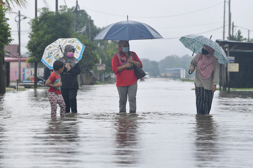 Flood victims make their way to the relief centre as flood waters rise in Kuala Nerus November 26, 2020. u00e2u20acu201d Bernama pic
