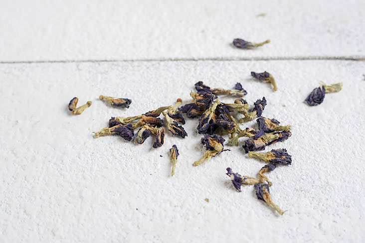 You don’t need fresh blooms; dried blue pea flowers work just as well