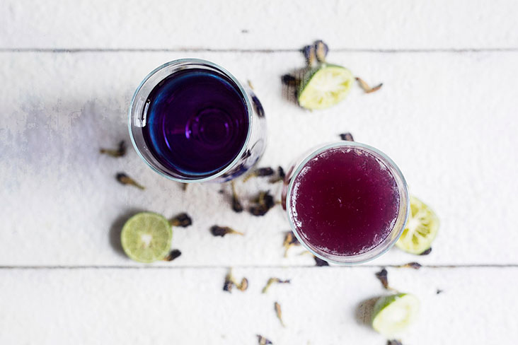 The different hues will tell you which glass has lime juice and which does not