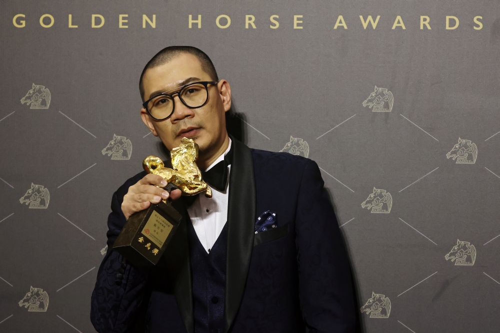Malaysian director Chong Keat Aun of u00e2u20acu02dcThe Story of Southern Isletu00e2u20acu2122 poses with his Best New Director award at the 57th Golden Horse Awards in Taipei November 21, 2020. u00e2u20acu201d Bernama pic