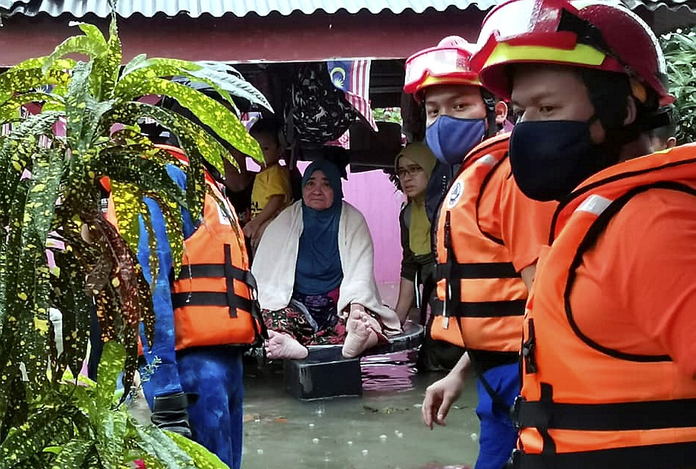 Rescuers assist residents of a home during the flood at Tampoi in Johor November 21, 2020. u00e2u20acu201d Bernama pic