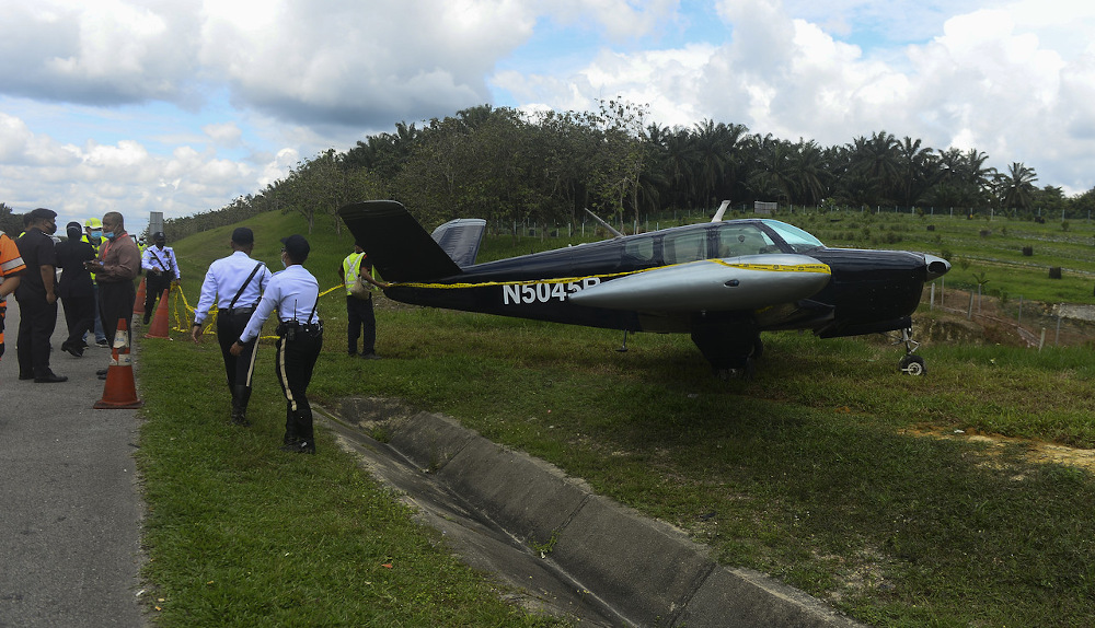 Kerosakan enjin menyebabkan pesawat ringan jenis Beechcraft Bonanza mendarat cemas di KM47.8 Lebuh Raya Utara Selatan 22 November 2020. u00e2u20acu201d Foto Bernama