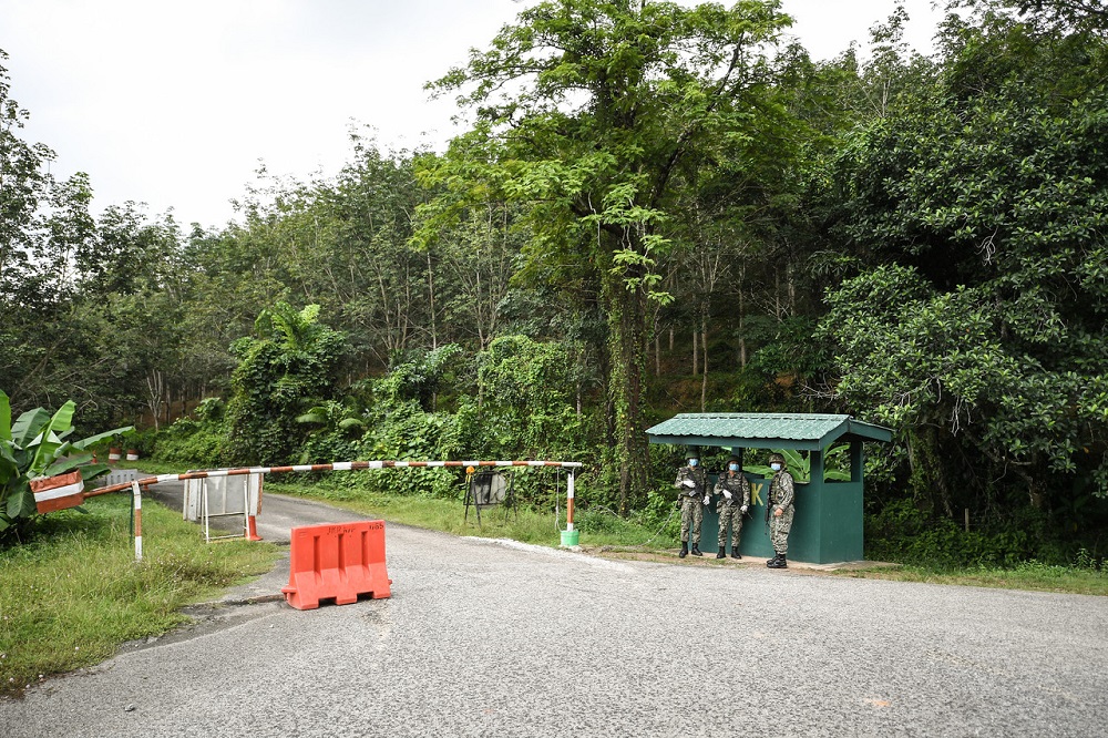 Malaysian Army personnel stand guard at one of the checkpoints of the Malaysia-Thailand border, in Bukit Kayu Hitam November 28, 2020. u00e2u20acu201d Bernama pic