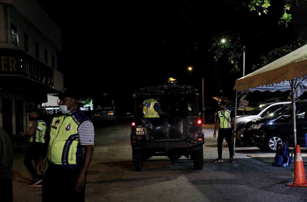 Police personnel conduct checks at a roadblock located at Zone A Taman Klebang Jaya in Ipoh November 30, 2020. u00e2u20acu201d Bernama pic