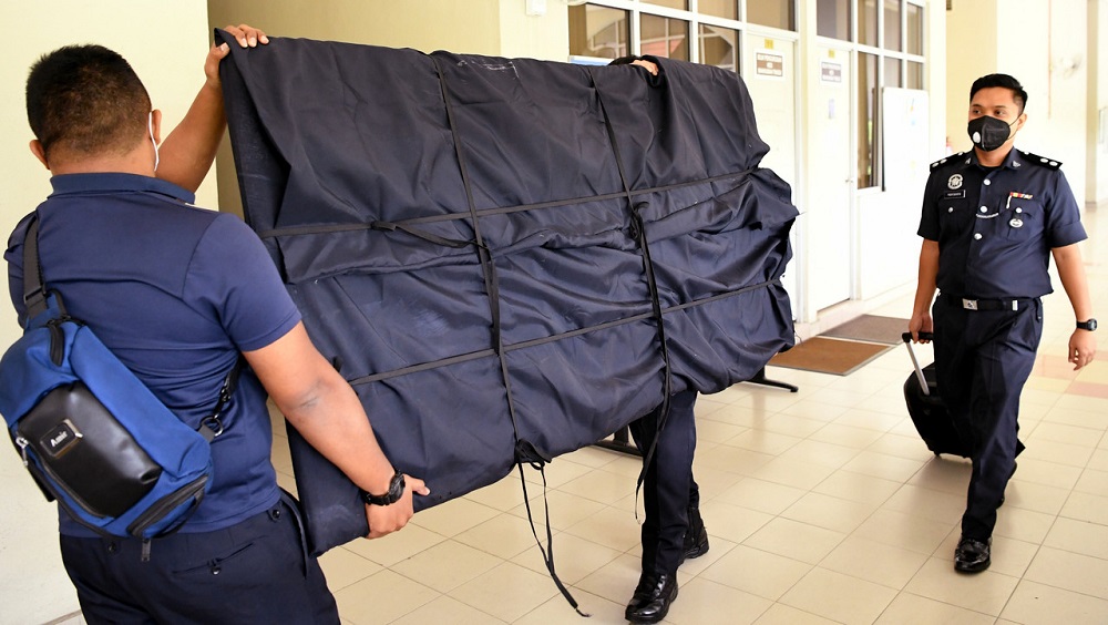 Inspector Mohd Nor Nikman Ahammed (right) arrives at the Seremban court complex December 9, 2020. u00e2u20acu201d Bernama pic