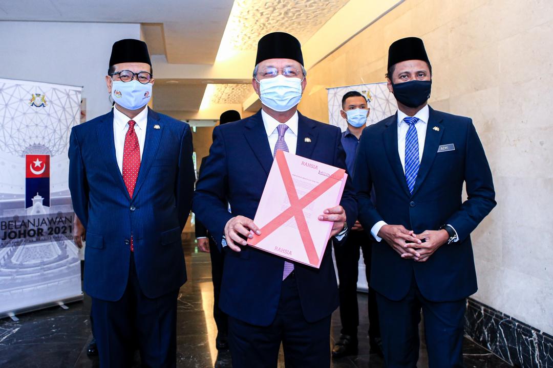 Johor Mentri Besar Datuk Hasni Mohammad (centre) holding up a copy of Johor Budget 2021 at the state assembly in Kota Iskandar. u00e2u20acu201d Picture courtesy of the Johor Mentri Besaru00e2u20acu2122s office